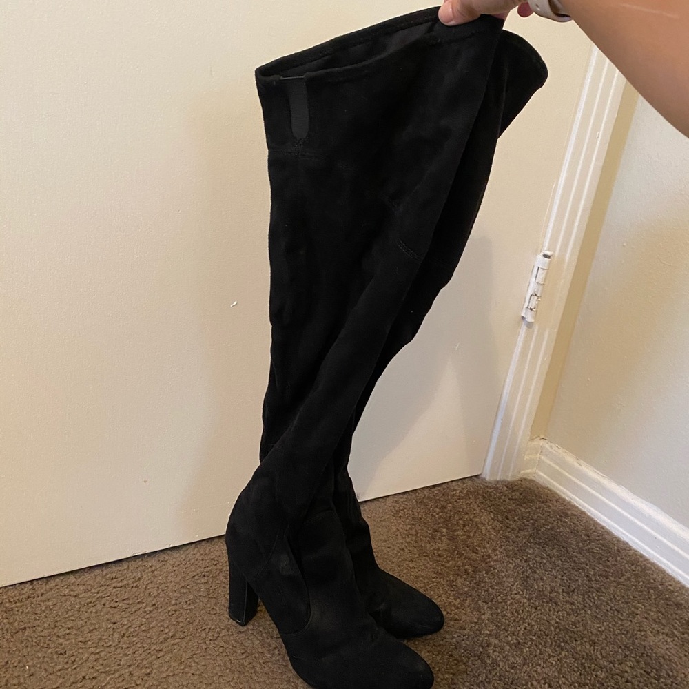 High knew suede black boot